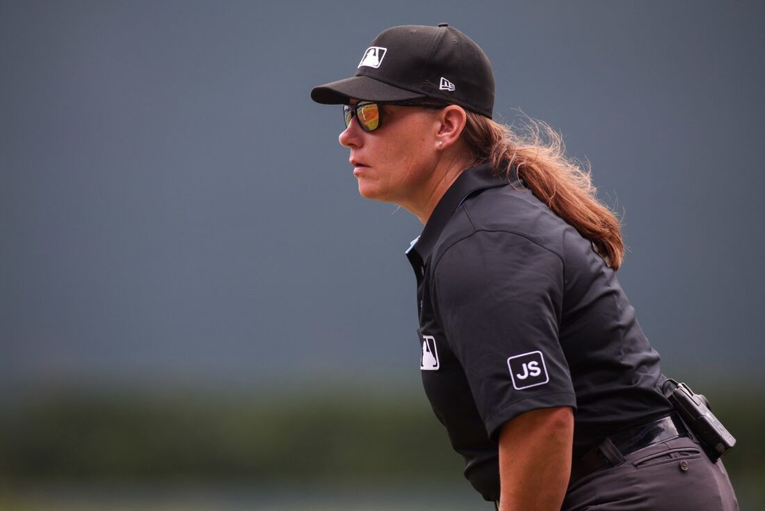 Jen Pawol se torna a 1ª mulher a arbitrar na liga americana de beisebol
