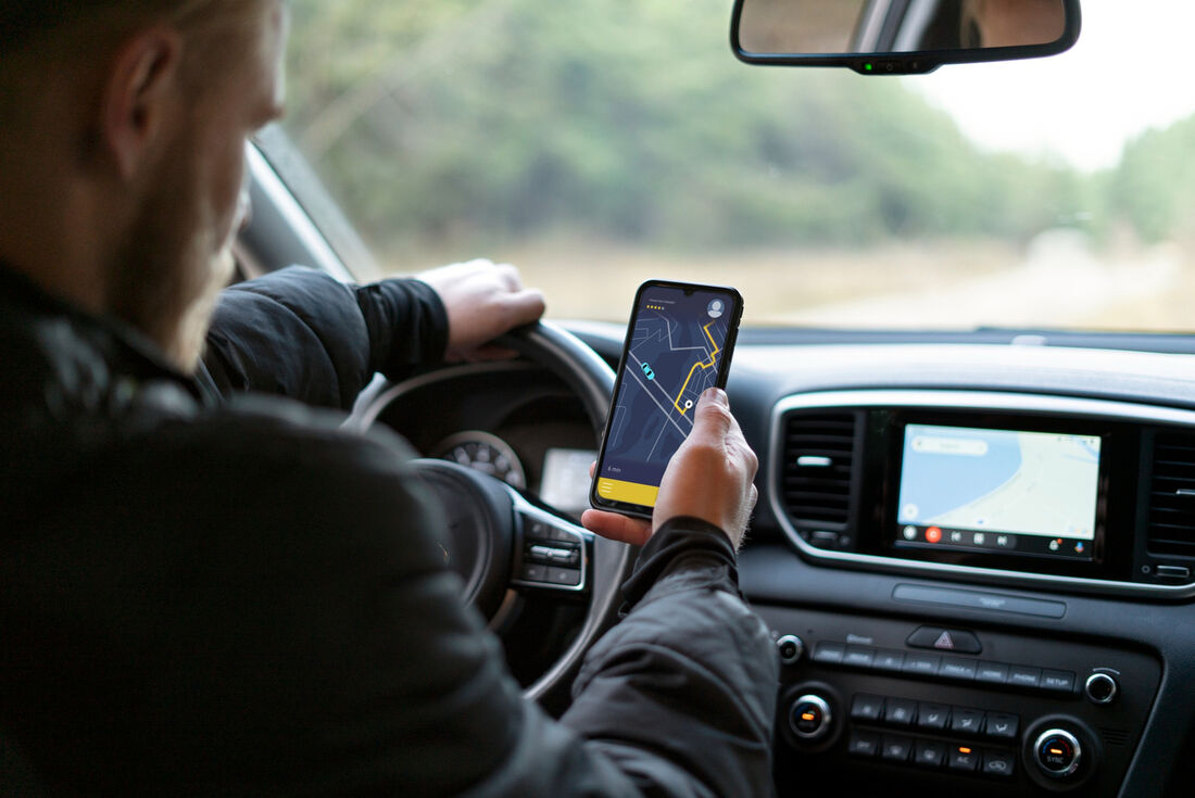 Veículo equipado com rastreador veicular que garante mais segurança e economia