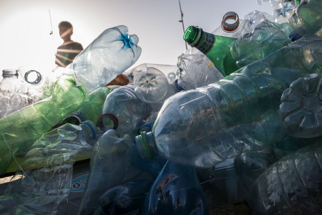 O planeta produz atualmente 460 milhões de toneladas de plástico por ano, metade delas descartáveis