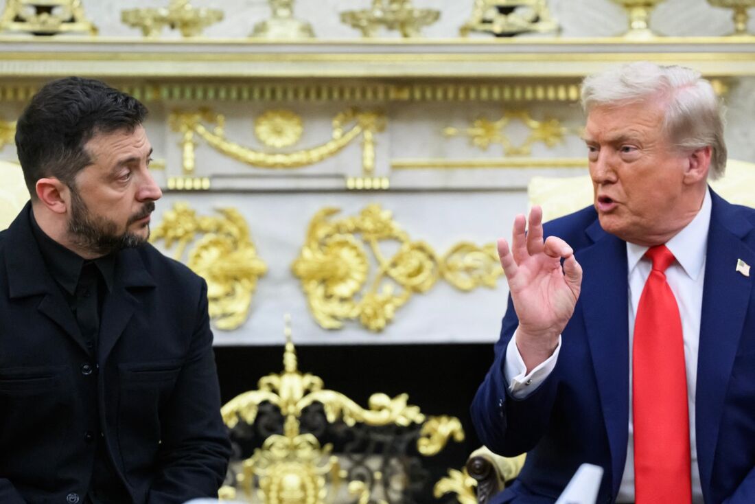 O presidente ucraniano Volodymyr Zelensky e o presidente dos EUA, Donald Trump, participam de uma reunião no Salão Oval da Casa Branca, em Washington, D.C.