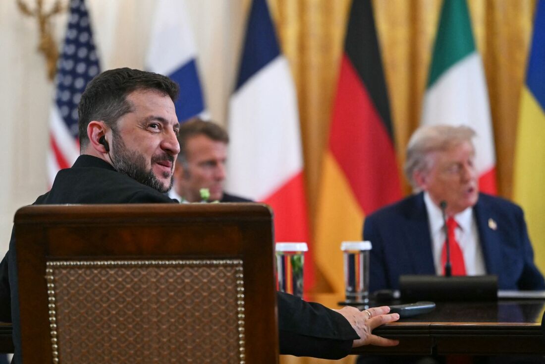 Presidente ucraniano Zelensky, ao fundo presidentes Trump e Macron