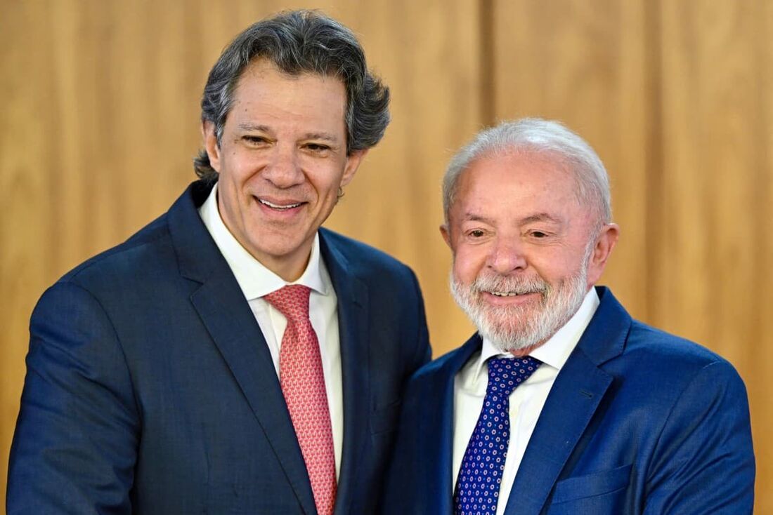 Presidente Luiz Inácio Lula da Silva (à direita) junto ao Ministro da Fazenda, Fernando Haddad
