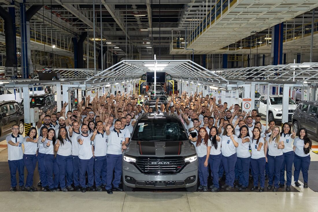 Equipe celebra em Goiana a produção do veículo 2 milhões: a Ram Rampage
