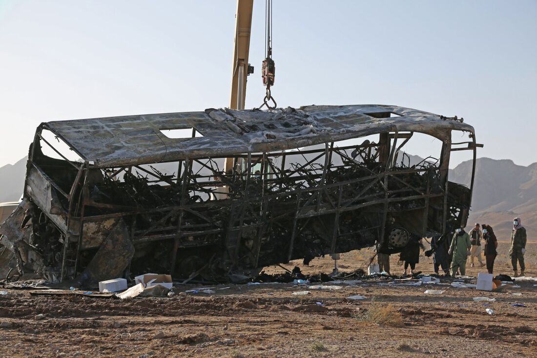 O ônibus colidiu com uma motocicleta e um caminhão-tanque que transportava combustível, que provocou um incêndio