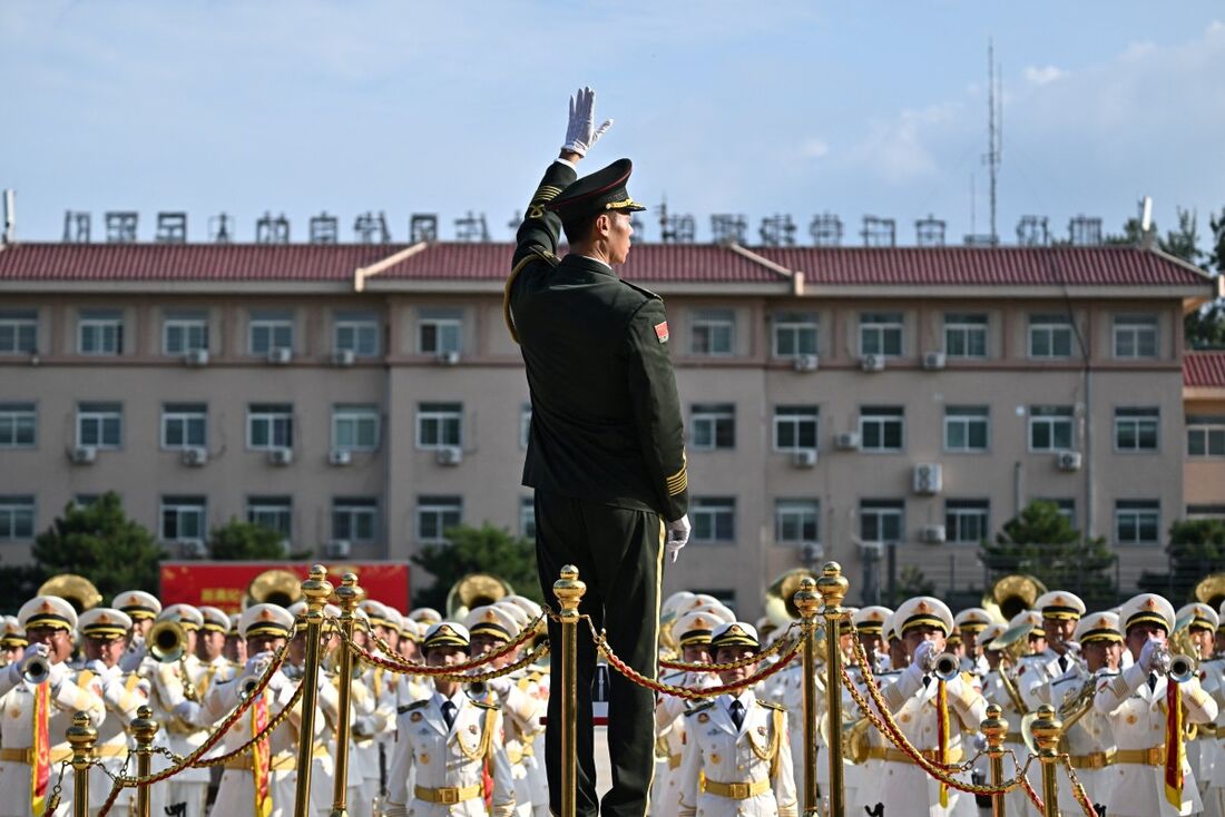Membros de uma banda militar chinesa participam de um ensaio antes do desfile em comemoração ao 80&ordm; aniversário da vitória na Guerra de Resistência do Povo Chinês contra a Agressão Japonesa 
