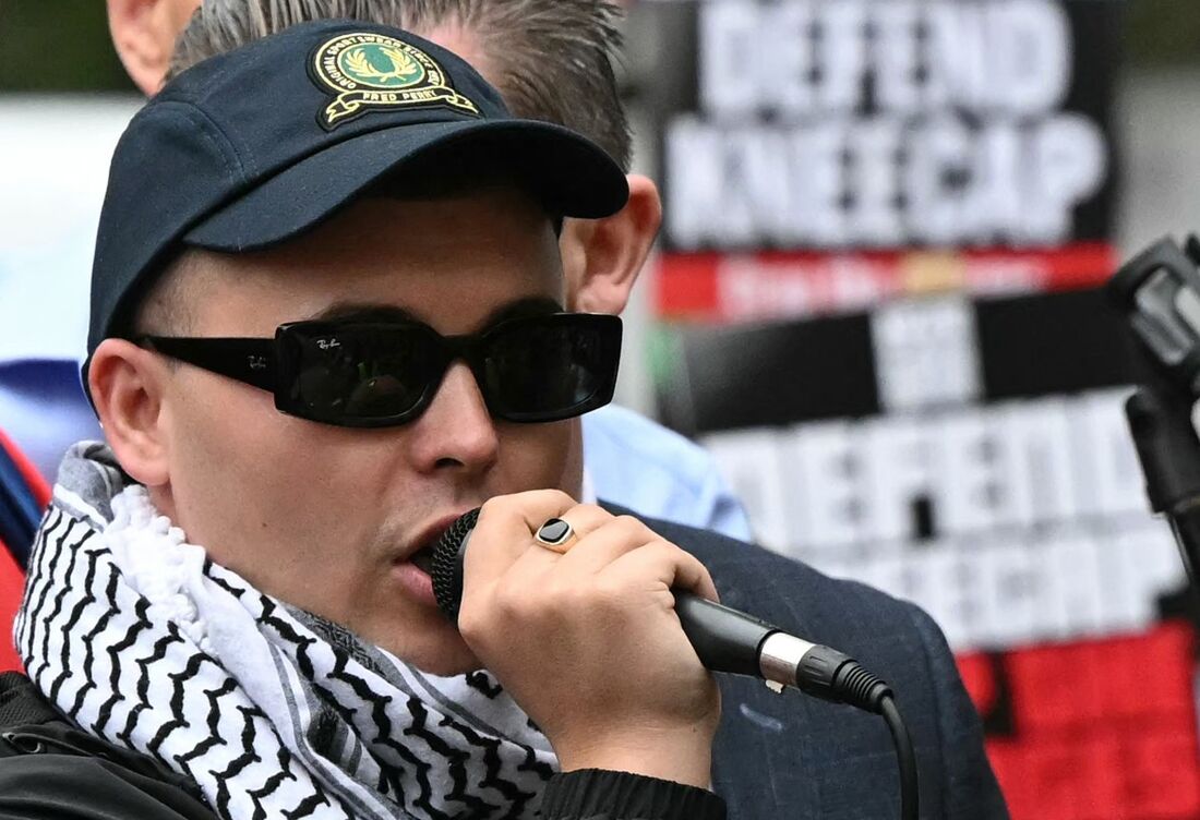 Rapper do grupo Kneecap comparece a tribunal em Londres por suposto apoio a Hezbollah