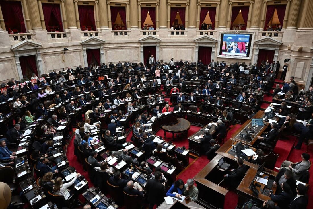Deputados participam de uma sessão no Congresso Nacional, em Buenos Aires, em 20 de agosto de 2025, para debater o veto do presidente Javier Milei