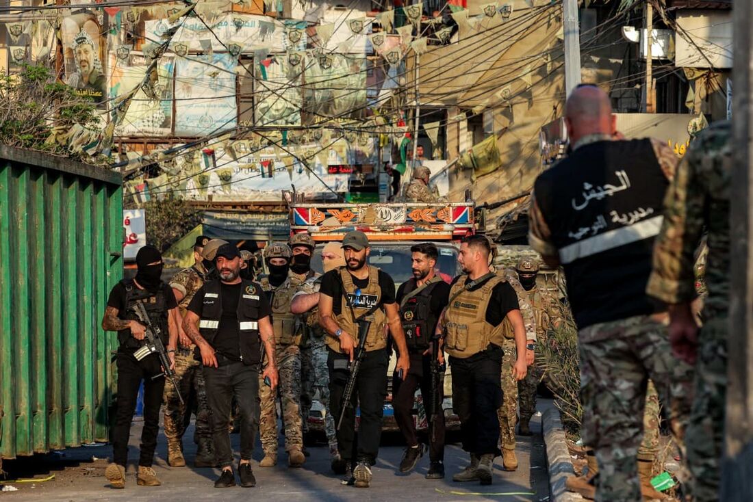 Exército e forças de segurança libaneses se reúnem perto de um caminhão que transportava um estoque de armas de pequeno porte.