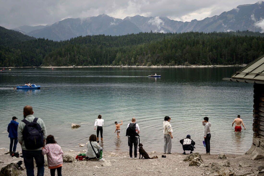 Turistas apreciam a vista do lago Eibsee, em Grainau, perto de Garmisch-Partenkirchen, sul da Alemanha, em 22 de agosto de 2025.