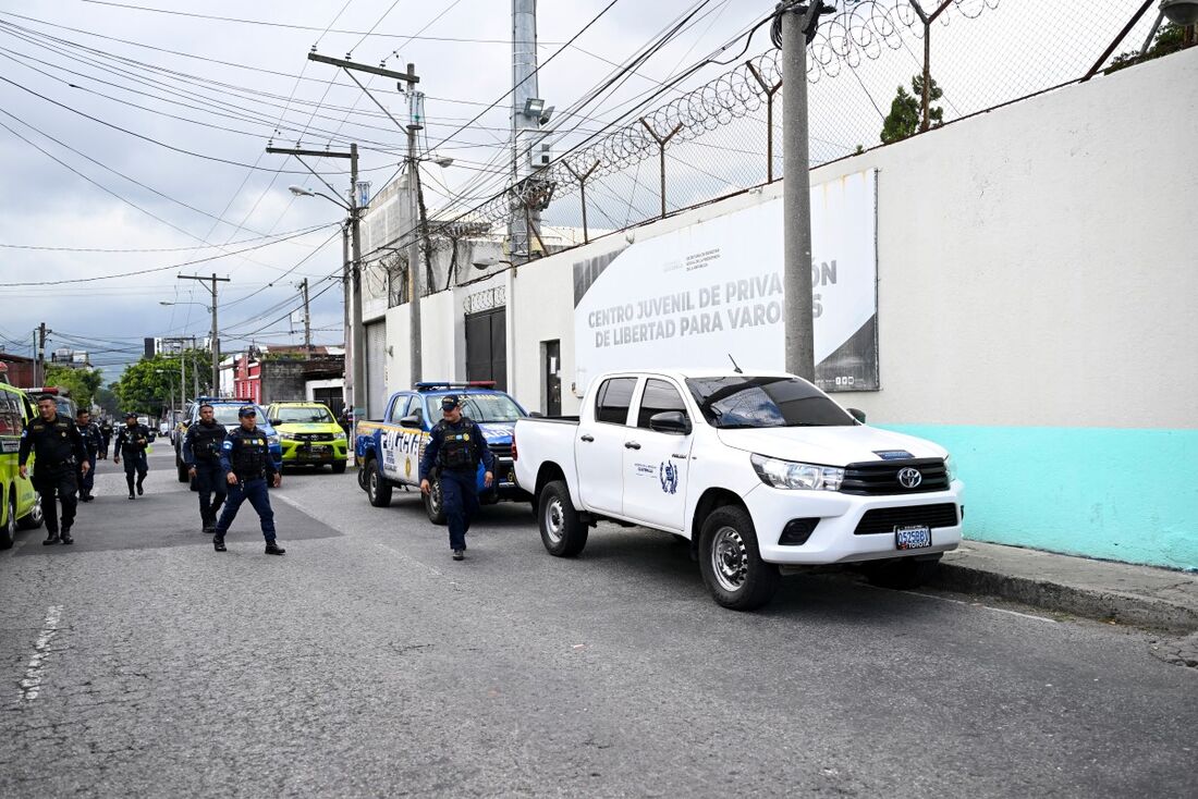 Detentos fazerem funcionários do Centro Especializado de Reintegração Juvenil como reféns em um novo motim atribuído a represálias pela transferência de líderes de gangues para uma prisão de segurança máxima, na Cidade da Guatemala