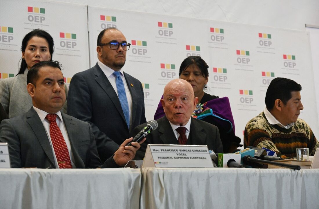 Presidente do Supremo Tribunal Eleitoral da Bolívia Hassenteufel Salazar (C), durante a apresentação dos resultados finais do processo eleitoral