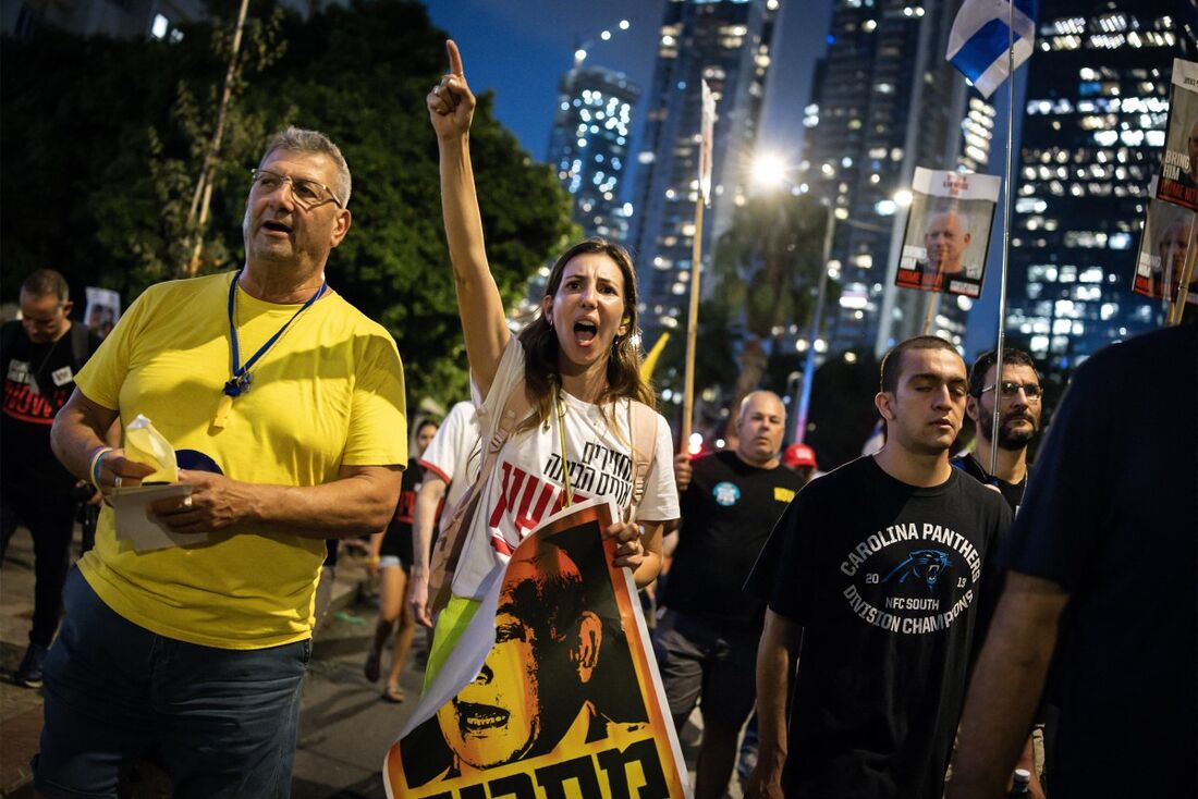 Milhares pressionam Netanyahu por fim da guerra e libertação de reféns