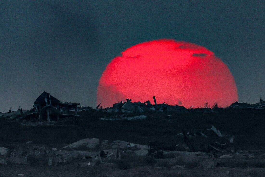 Pôr do sol em uma Gaza destruída