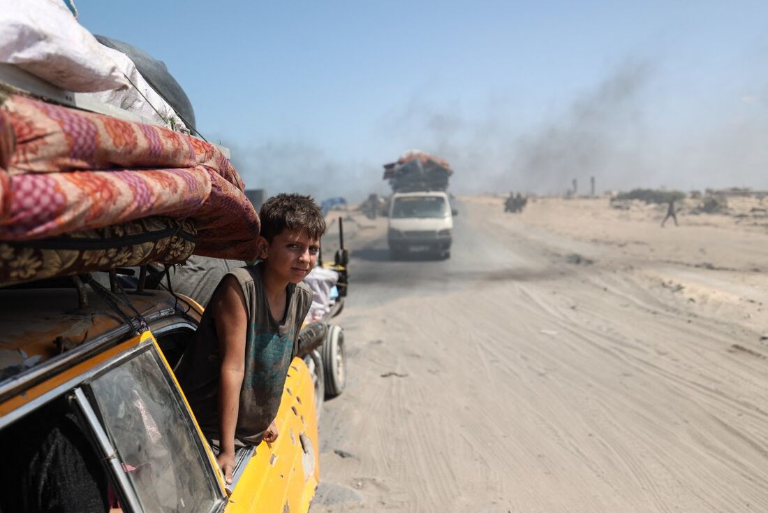 alestinos deslocados fogem da Cidade de Gaza em direção ao sul da Faixa de Gaza, em Nuseirat, em 28 de agosto de 2025