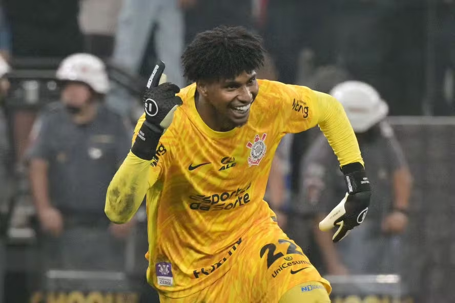 Hugo Souza sofreu agressão na partida contra o Athetico-PR