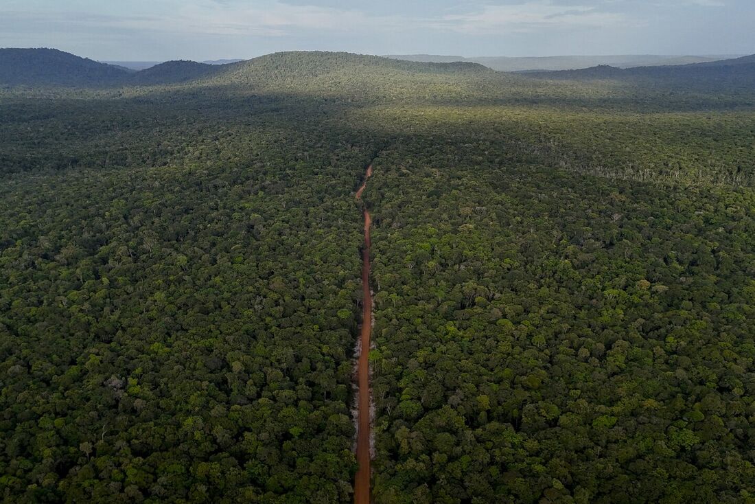 Esta vista aérea mostra a estrada Linden-Lethem, na região de Essequibo, Guiana