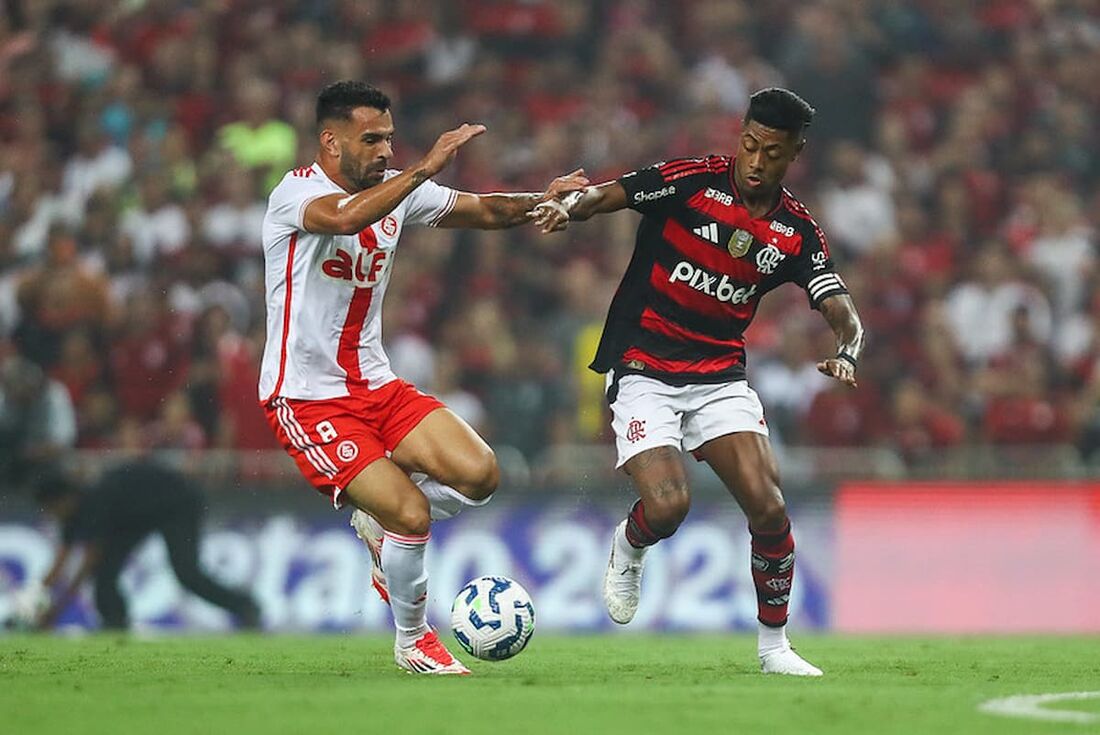 Flamengo e Internacional duelam por uma vaga nas quartas de final da Libertadores