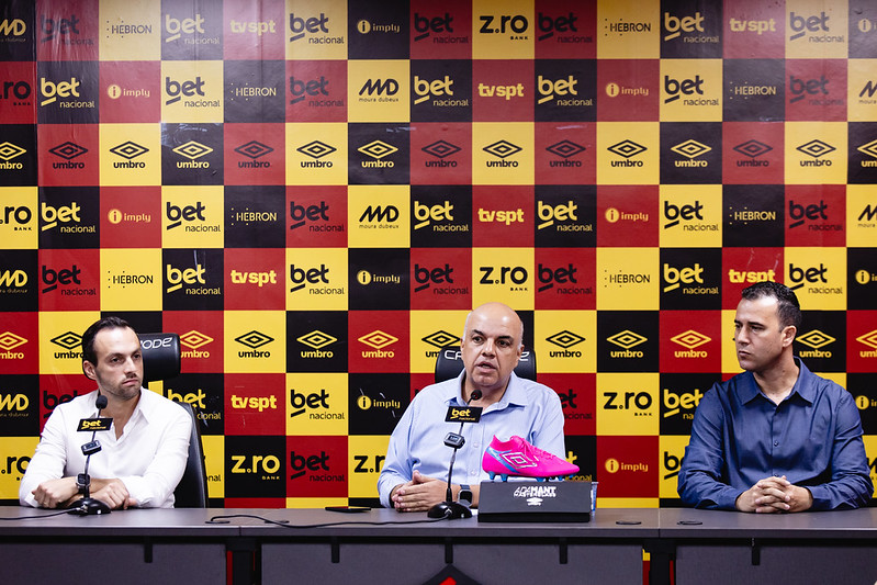 Presidente Yuri Romão (centro), dá entrevista ao lado dos diretores Enrico Ambrogini (esq) e Thiago Gasparino (dir)