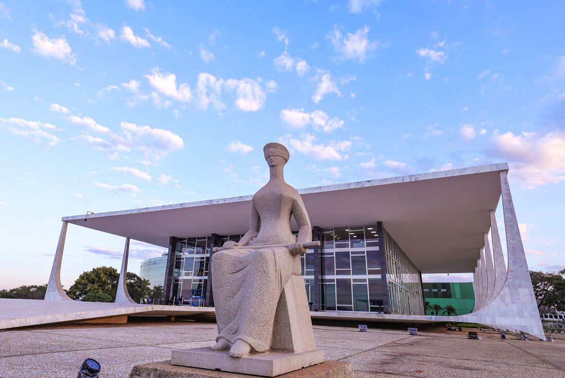 Estátua localizada em frente ao prédio Supremo Tribunal Federal