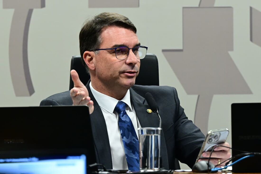 Flávio Bolsonaro cobra posicionamento do presidente do Senado Davi Alcolumbre