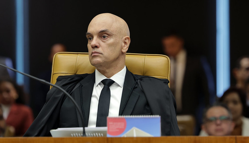 Segundo Alexandre de Moraes, ao interagir com Cid, o defensor "transbordou ilicitamente das obrigações legais de advogado"