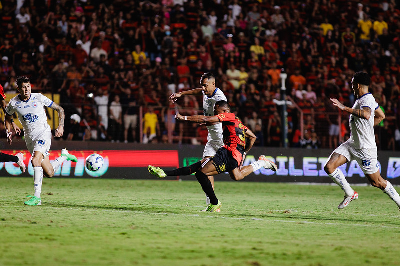 Léo Pereira perdeu uma das principais chances do Sport contra o Bahia 