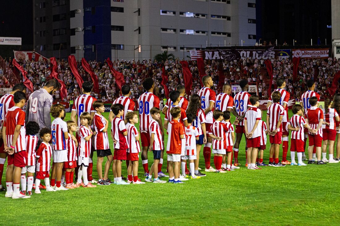 Time do Náutico perfilado para o hino nacional