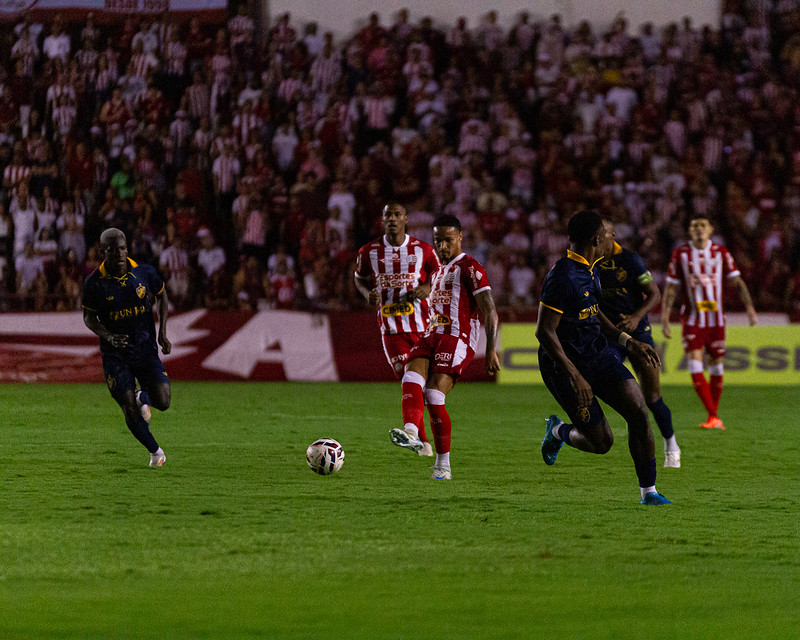 Lucas Cardoso, do Náutico, tenta jogada contra o Retrô, nos Aflitos
