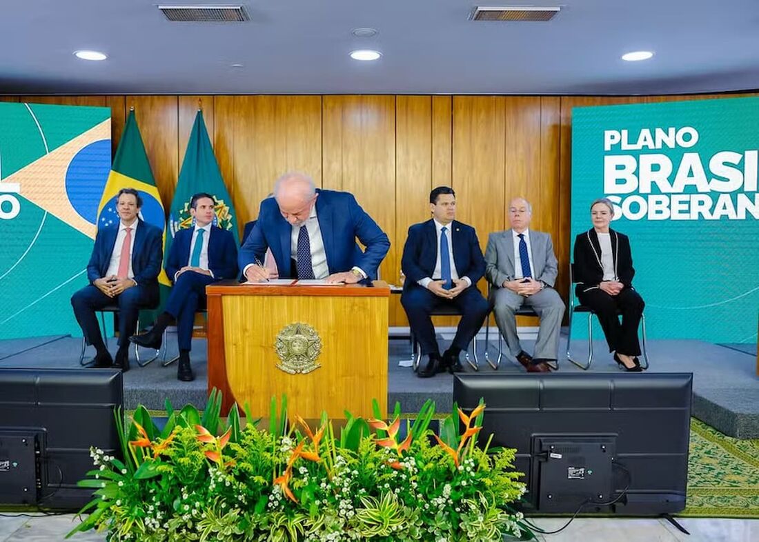 Lula assina medida provisória (MP) para mitigar efeitos de tarifaço de Trump.