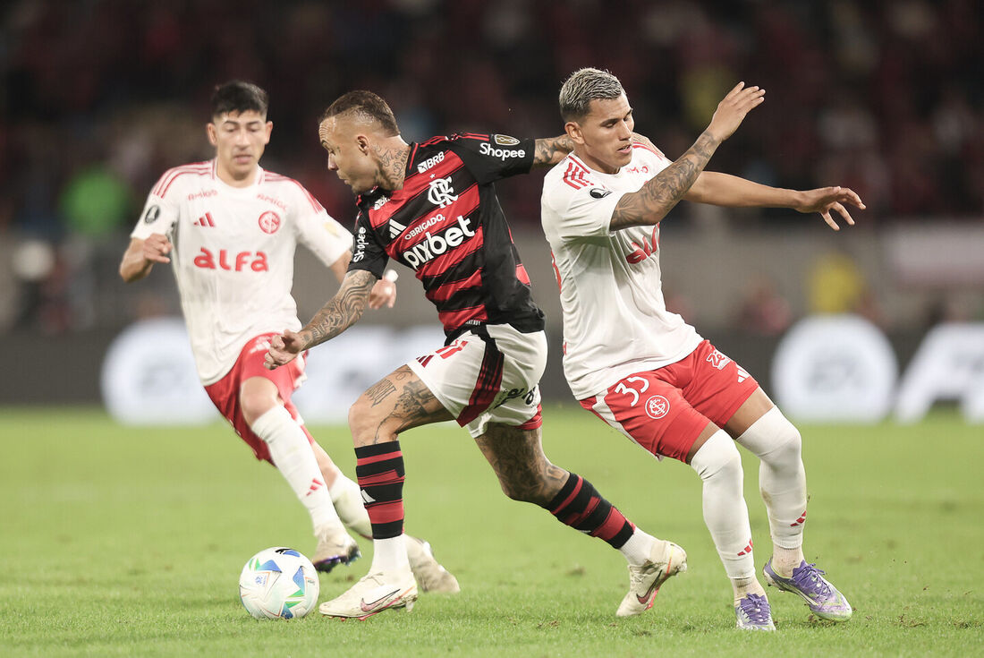 Flamengo vence Internacional pelo jogo de ida das oitavas de final da Copa Libertadores