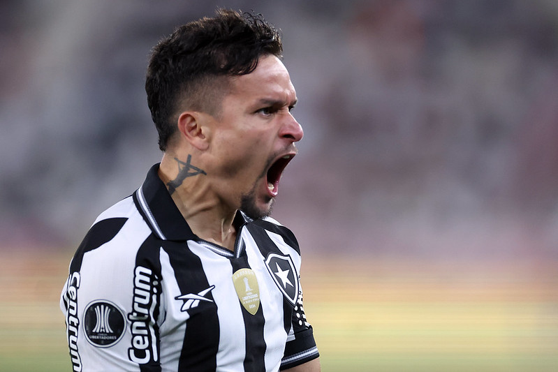Atualmente no Botafogo, o atacante Artur reencontra ex-clube neste sábado (30)