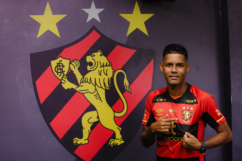Jogador chega do Santos com contrato em definitivo
