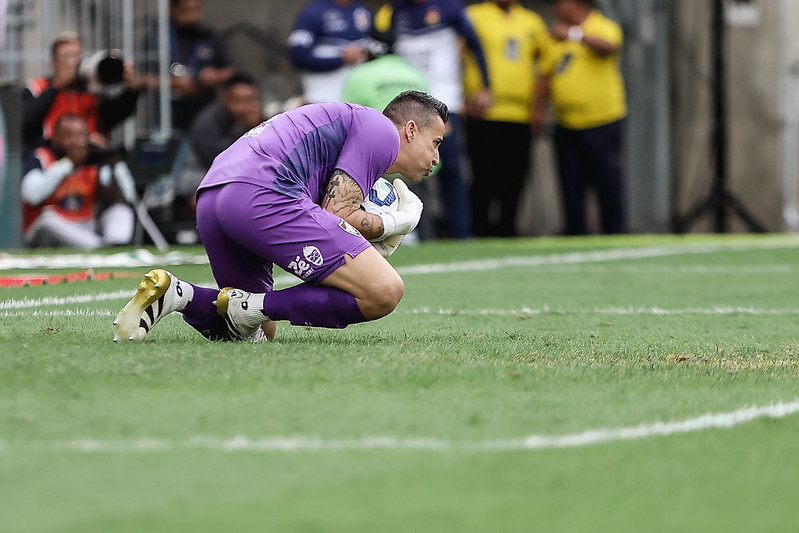 Fábio, goleiro do Fluminense, agora é o atleta com mais jogos na história do futebol