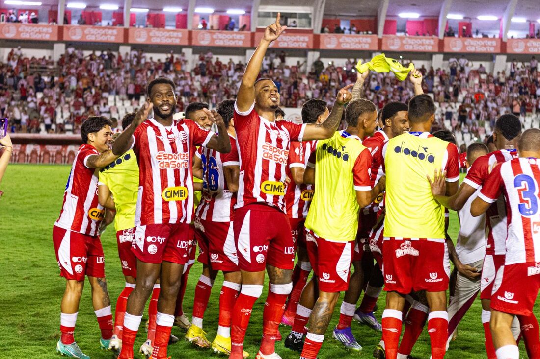Time do Náutico comemora vitória nos Aflitos