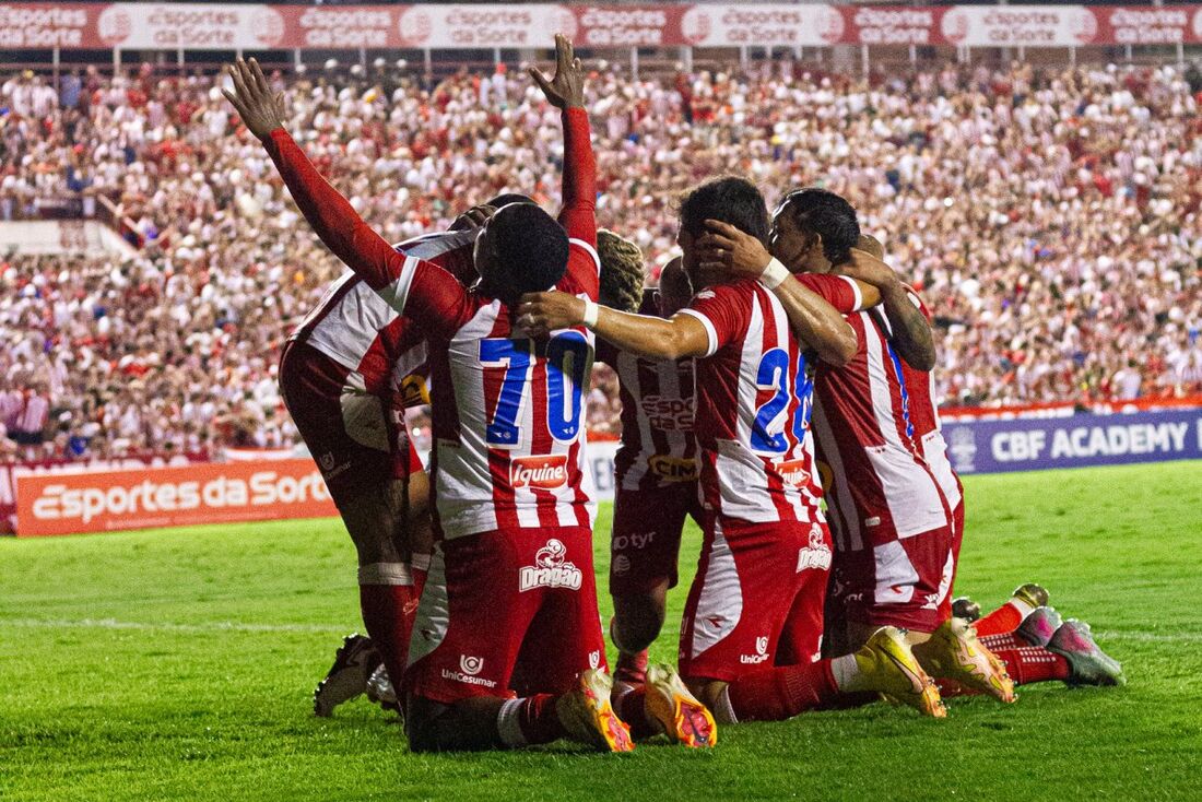 Náutico celebra vitória nos Aflitos