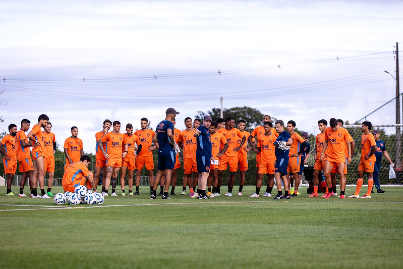 Daniel Paulista orienta atletas do Sport durante treino 