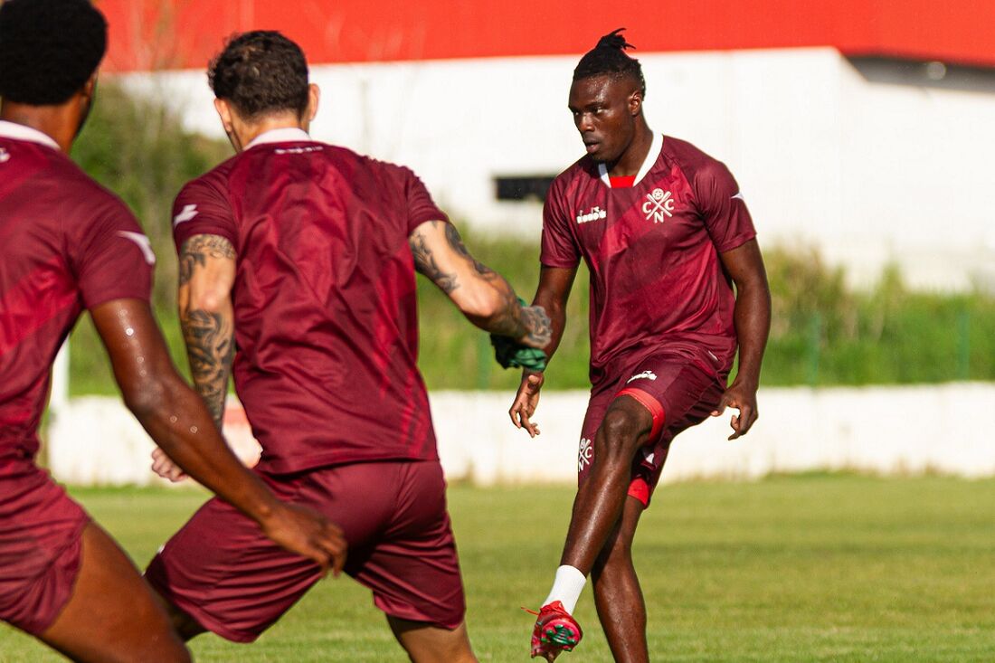 Samuel Otusanya, atacante do Náutico