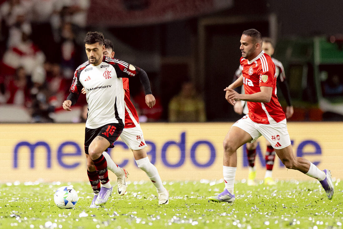 Arrascaeta marcou um gol em jogo marcado por atraso devido a papéis picotados que cobriram o gramado do Beira-Rio, em Porto Alegre