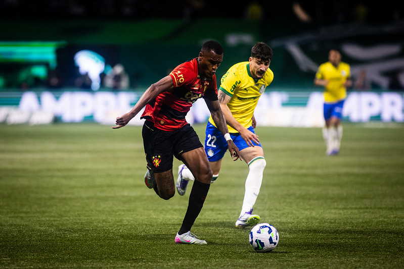 Matheus Alexandre tenta a jogada na derrota do Sport para o Palmeiras