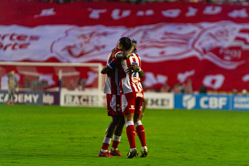 Samuel Otusanya marcou dois gols e foi destaque na goleada Timbu