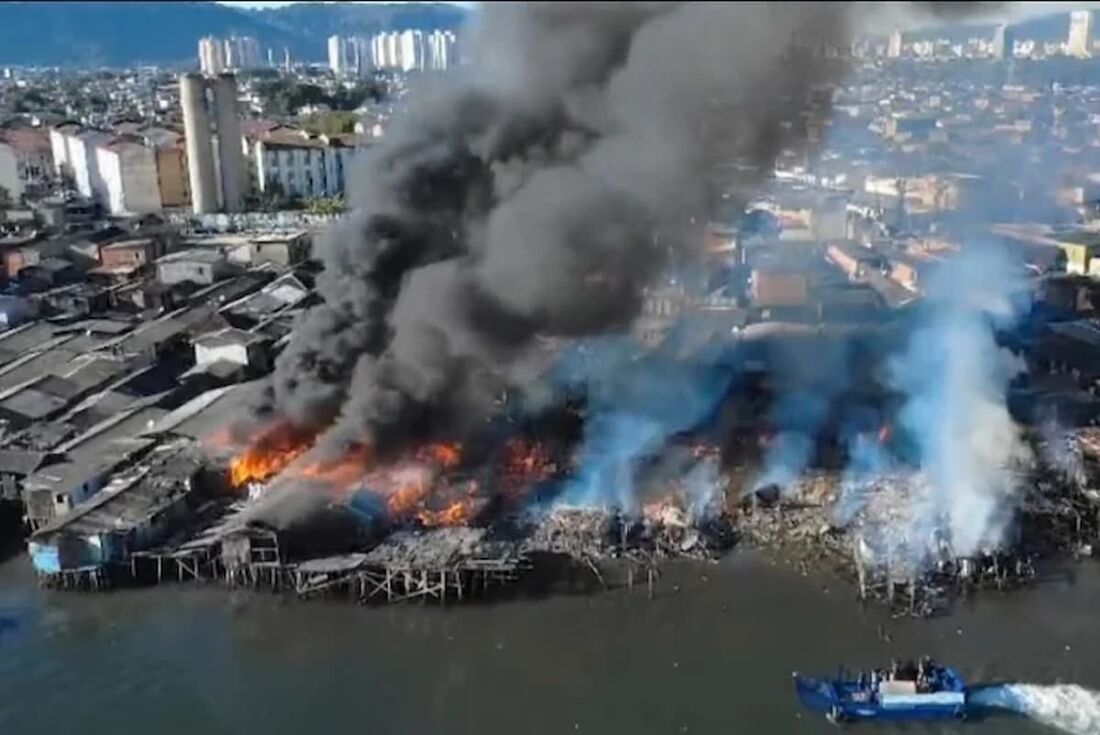Um incêndio de grandes proporções atingiu na manhã desta sexta-feira (1&ordm;) uma comunidade na Rua Caminho de São Sebastião, no bairro Rádio Clube, em Santos.