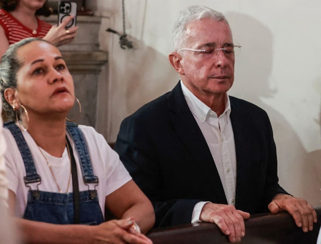 O ex-presidente colombiano Álvaro Uribe participa de uma missa na Igreja de San José, em Medellín, Colômbia, em 27 de julho de 2025.