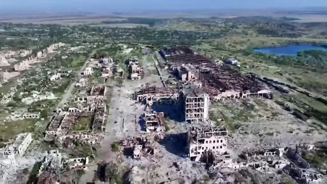  Esta captura de um folheto aéreo divulgado pelo Ministério da Defesa da Rússia em 31 de julho de 2025 mostra o que, segundo ele, seria a cidade de Chasiv Yar, no leste da Ucrânia. 