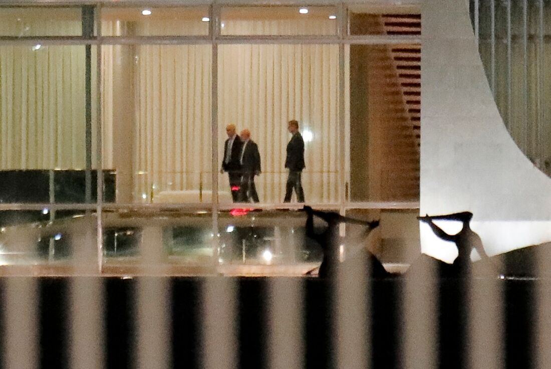 Lula e ministros do STF reforçam "soberania" em jantar; Moraes diz que sanções não mudam sua atuação