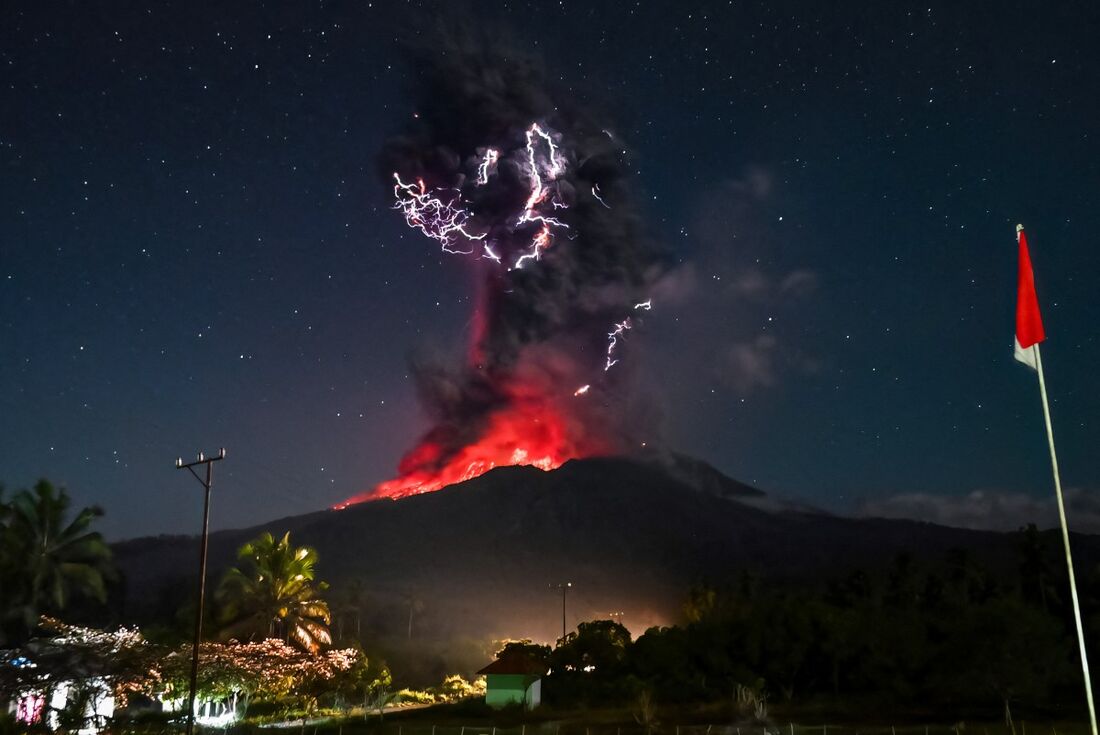 O Monte Lewotobi Laki-Laki expelindo lava e cinzas vulcânicas a aproximadamente 10 quilômetros de altura durante sua erupção.