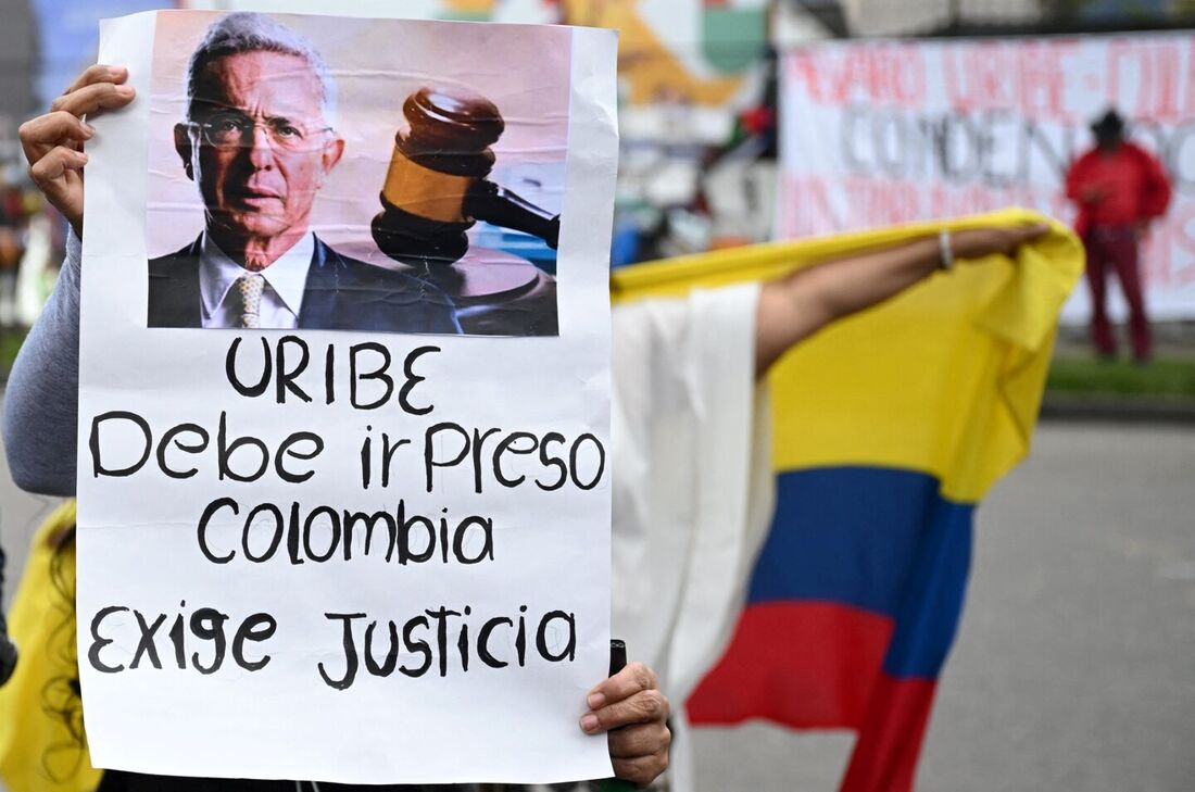 Ex-presidente da Colômbia, Uribe pega 12 anos de prisão domiciliar