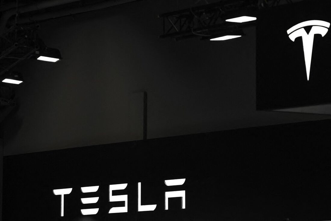 O logotipo da multinacional automotiva e de energia limpa Tesla.