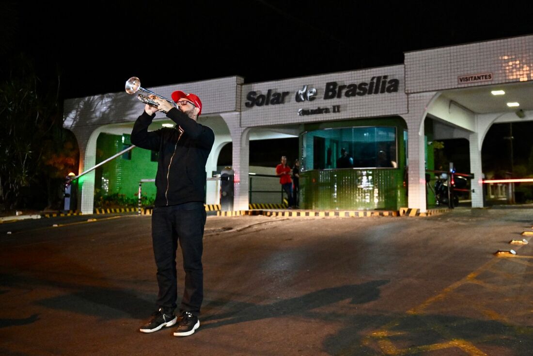 Trompetista toca marcha fúnebre em frente ao condomínio onde mora o ex-presidente, Jair Bolsonaro