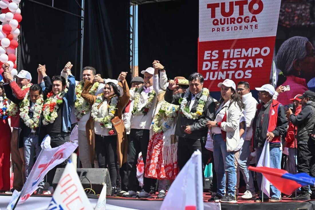 O ex-presidente da Bolívia e candidato presidencial pela coalizão "Alianza Libre" (Aliança Livre), Jorge "Tuto" Quiroga Ramirez (C)
