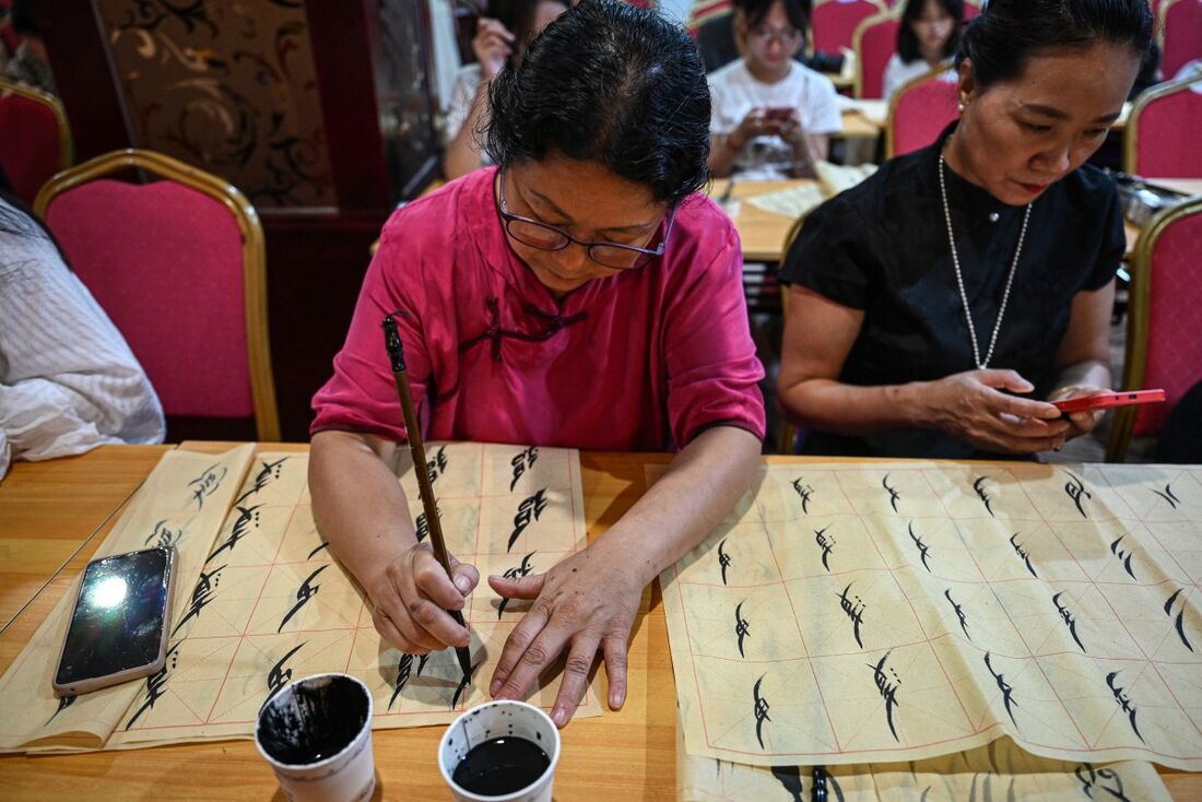 Jovens chinesas tiram do esquecimento antiga escrita secreta utilizada por mulheres